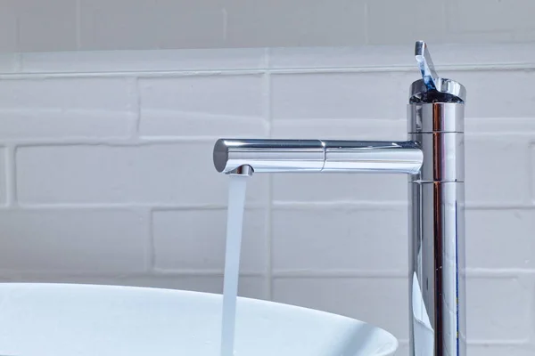 Gaspiller Flux Eau Sortant Robinet Dans Une Nouvelle Salle Bain Image En Vente