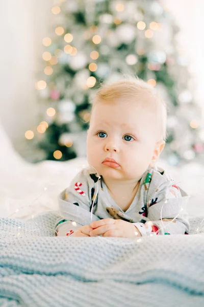 Pierwsze Boże Narodzenie Dziecka Zamyślony Smutny Chłopczyk Leży Świątecznym Kostiumie — Zdjęcie stockowe