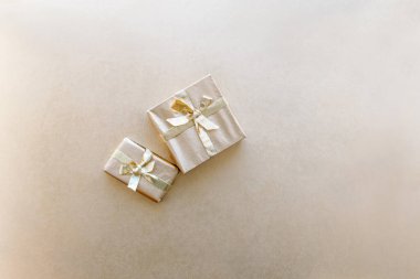 Altın Noel ya da yeni yıl arkaplanı. Altın Noel hediyelerinin sade kompozisyonu. Düz çizgi, mesaj iletmek için boş alan. Noel konsepti