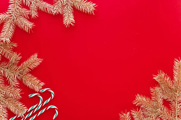 Красный Рождественский Новогодний Фон Простая Композиция Ветвей Золотой Ели Рождественских — стоковое фото