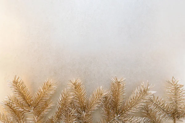 金色的圣诞节或新年的背景 金色的圣诞礼物和金黄的枞树枝条构成的简洁的构图 平坦的平面 空白的问候语空间 — 图库照片