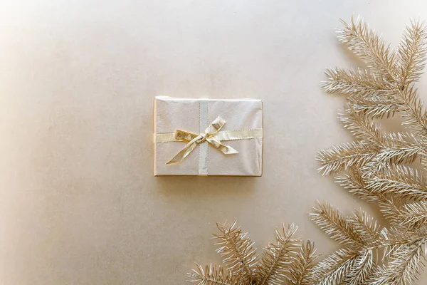 Arany karácsony vagy újévi háttér, egyszerű összetétele arany karácsonyi ajándékok és arany fenyő ágak, Flatlay, üres tér üdvözlő text.christmas koncepció. Jogdíjmentes Stock Fotók