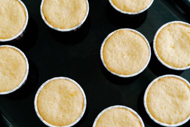 Siyah protvin arka planda yeni pişmiş kekler. Kahvaltı için yiyecek. Tatlı olarak taze pişmiş kek..