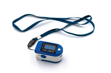 Nabız ve kan oksijen seviyesini ölçen bir cihaz.