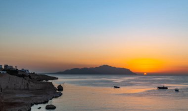 Mısır 'da Kızıl Deniz' in üzerinde gün doğumu