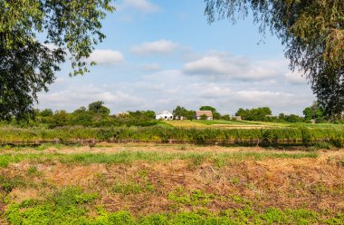Nehir ve yaz manzaraları. Kırsal görünümler.