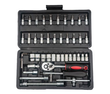 Beyaz arka planda siyah bir çantaya yerleştirilmiş profesyonel bir alet. Alet seti bir soket anahtarı, cırcır ve soketler içerir.