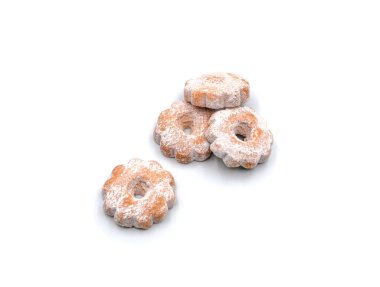 Çiçek şeklindeki kurabiyeler toz şekerle tozlanmış beyaz arkaplanda.