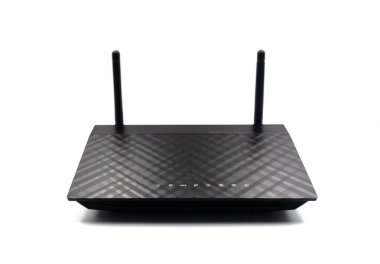 Beyaz arka planda izole edilmiş iki antenli modern siyah kablosuz kablosuz kablosuz yönlendirici. Ön manzara. Ev ağı, internet teknolojisi ve kablosuz bağlantı kavramı.