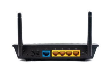 Antenli ve ethernet portlu siyah kablosuz yönlendirici. Ev ve ofis için ağ ekipmanları. Dış antenleri ve ethernet portları olan modern kablosuz yönlendirici. Yüksek hızlı internet bağlantısı ve yerel alan ağı LAN kavramı.