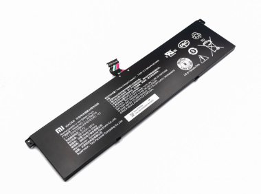 Xiaomi dizüstü bilgisayarı için beyaz zemin üzerinde lityum iyon bataryası