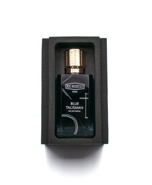 Mavi Tılsım, beyaz arka planda Fransız Ex Nihilo markasından bir parfüm. Odunsu, misk kokulu ve narenciye notlarını birleştiren bir unisex parfümü..