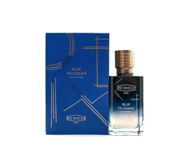 Mavi Tılsım, beyaz arka planda Fransız Ex Nihilo markasından bir parfüm. Odunsu, misk kokulu ve narenciye notlarını birleştiren bir unisex parfümü..