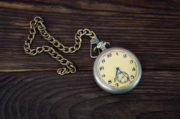 Reloj Bolsillo Con Una Tapa Una Superficie Madera —  Fotos de Stock