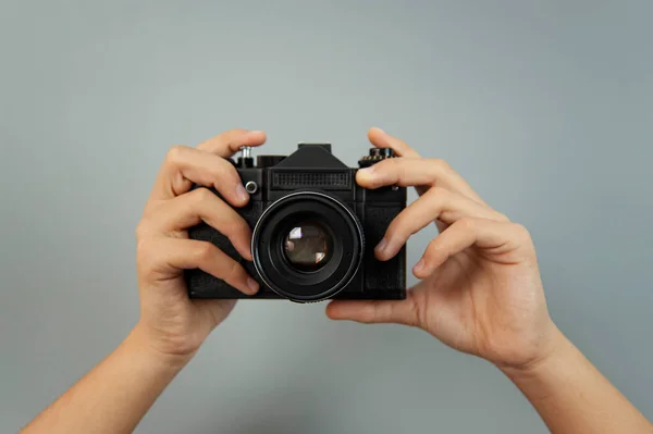 Macchina Fotografica Nelle Mani Una Ragazza — Foto Stock