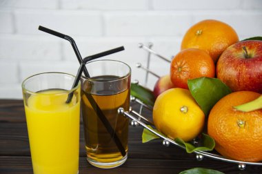 Meyve tabağı ve iki bardak meyve suyu.