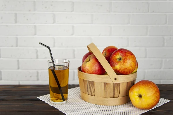 Belle Mele Cesto Legno Una Superficie Legno Bicchiere Succo Mela — Foto Stock