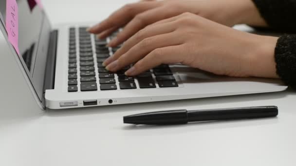Женщина печатает на клавиатуре — стоковое видео