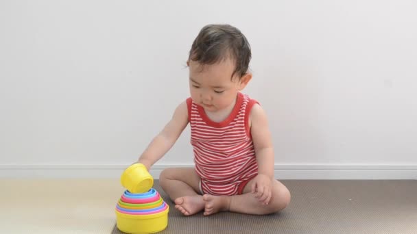 Baby spela med leksaker — Stockvideo