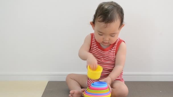 Brincadeira de bebê com brinquedos — Vídeo de Stock