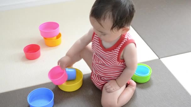 Bebé jugar con juguetes — Vídeo de stock