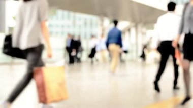 şehirde insanlar gidip manzara