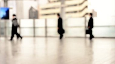 şehirde insanlar gidip manzara