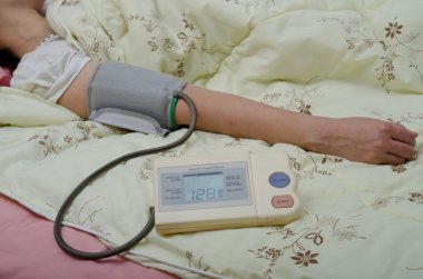 Tansiyon aleti ile el