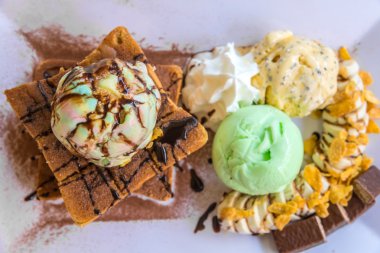 Bal tost meyve ve ekmek arası dondurma ile 