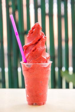 Taze yaban mersini ve çilek Smoothie cam