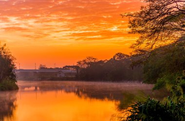 Sabah göl üzerinde güzel gündoğumu