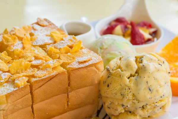 Toast Honey owoce i lody na chleb — Zdjęcie stockowe