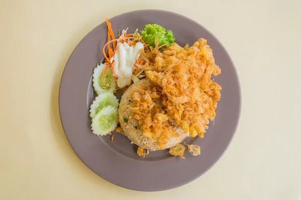 Pork fried rice with omelet on table — Stock Photo, Image