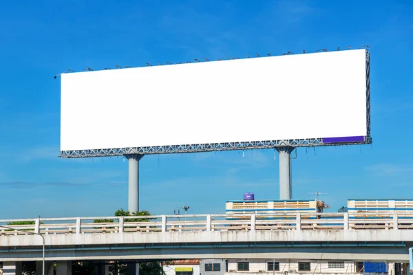 Grand panneau d'affichage vierge sur le pont avec vue sur la ville arrière-plan — Photo
