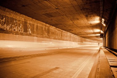 Otoban yolu tüneli çıkış gelen ışık ile