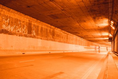 Otoban yolu tüneli çıkış gelen ışık ile