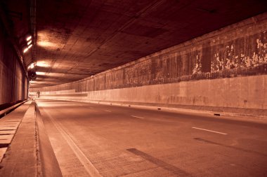 Otoban yolu tüneli çıkış gelen ışık ile