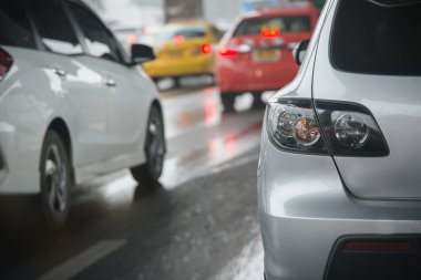 trafik sıkışıklığı otomobil yolda rush hour sırasında satırlarla