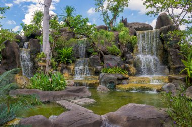 Halk parkındaki bahçede şelale