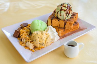 meyve ve ekmek arası dondurma çikolatalı tost