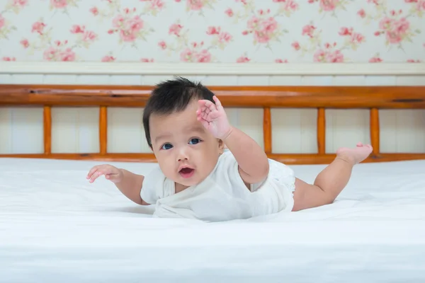 Retrato de bebê recém-nascido bonito menina na cama — Fotografia de Stock