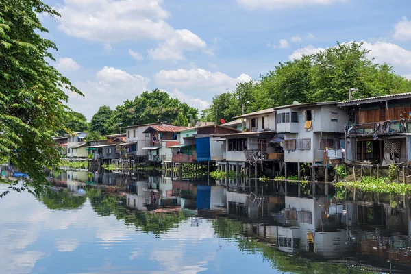 Maisons en bois le long des canaux en Thaïlande — Photo