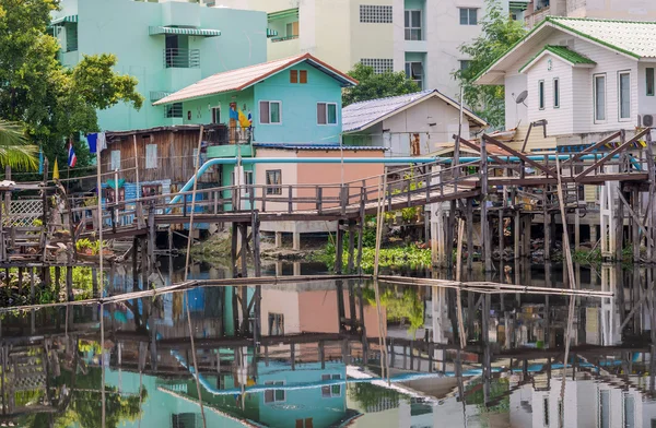 Case di legno lungo i canali in Thailandia — Foto Stock