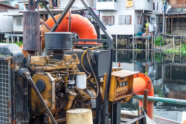 Valvola del tubo dell'acqua per il sistema della pompa nel canale — Foto Stock