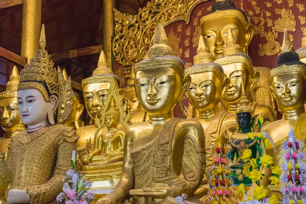 Buda Dorado dentro del templo en mandalay Myanmar — Foto de Stock