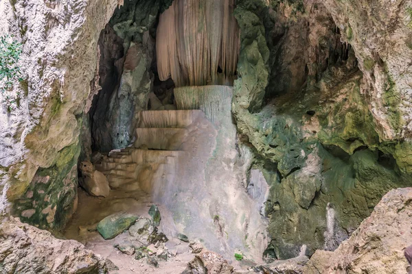 Grot in de berg, met stalagmieten en stalagtieten — Stockfoto