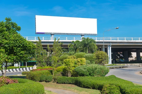 Puste billboard gotowy na nowe reklamy z ogrodem — Zdjęcie stockowe