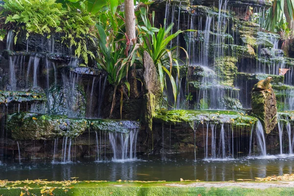 Wasserfall im Garten am Stadtpark — Stockfoto