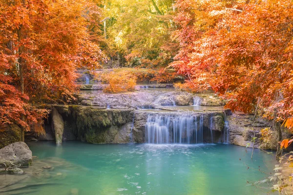 Cascada en bosque profundo en el Parque Nacional de la Cascada de Erawan —  Fotos de Stock