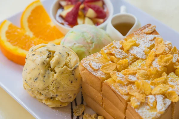 Honey toast s ovocem a zmrzlinou na chleba — Stock fotografie